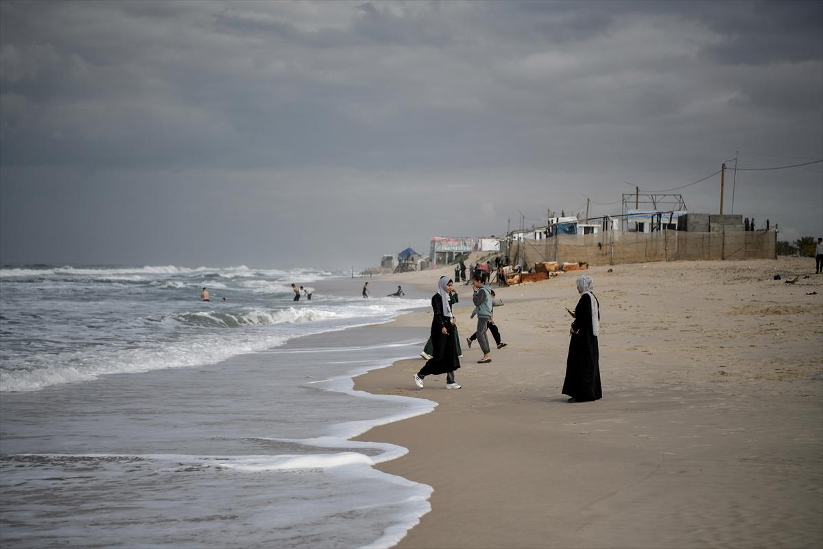 Savaşa insani ara verildi! Filistinliler soluğu sahilde aldı...
