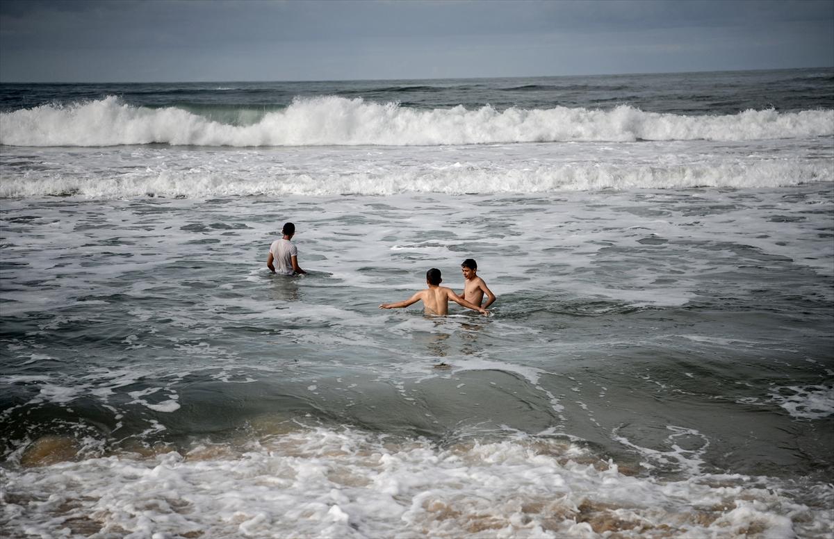 Savaşa insani ara verildi! Filistinliler soluğu sahilde aldı...