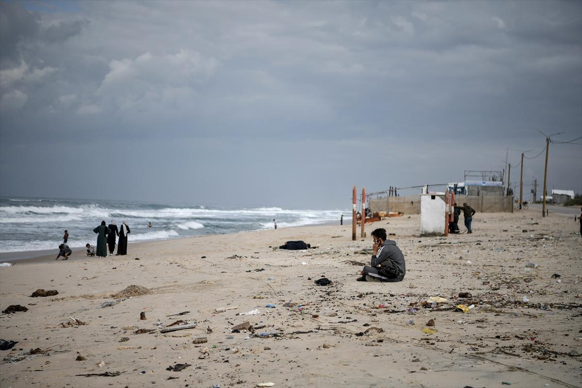 Savaşa insani ara verildi! Filistinliler soluğu sahilde aldı...