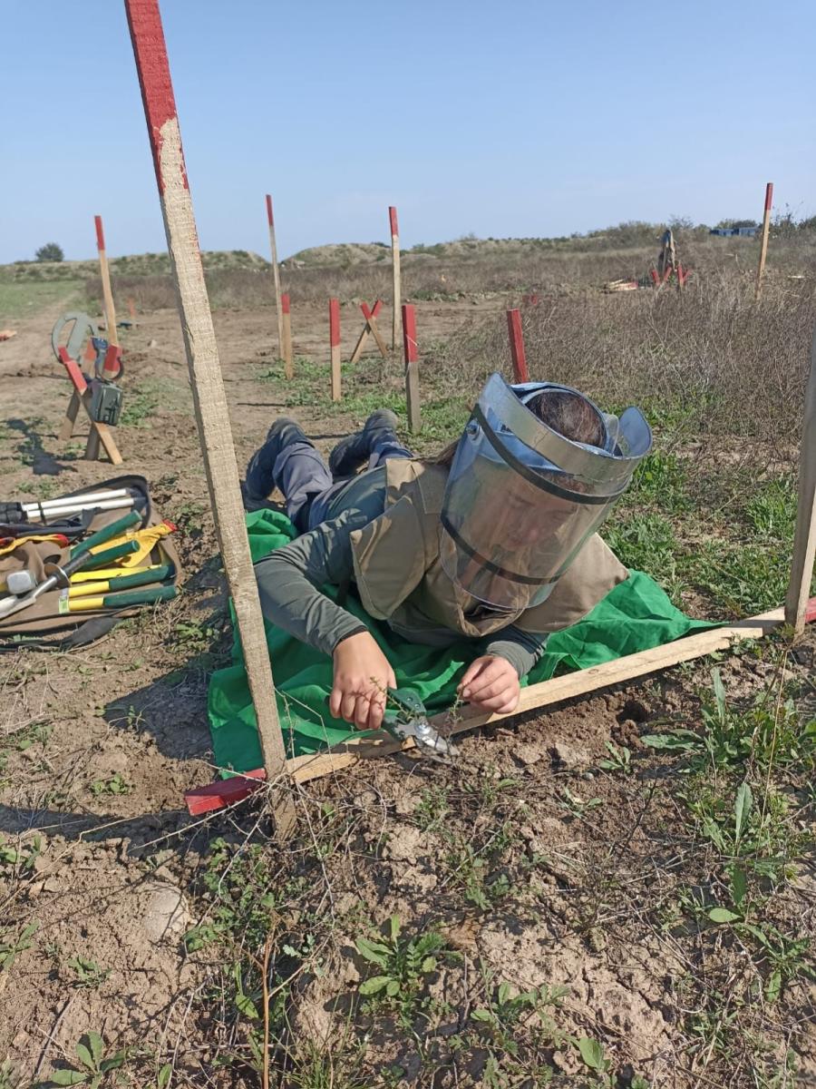 Karabağ'da mayın temizleyen Azerbaycanlı kadınlar