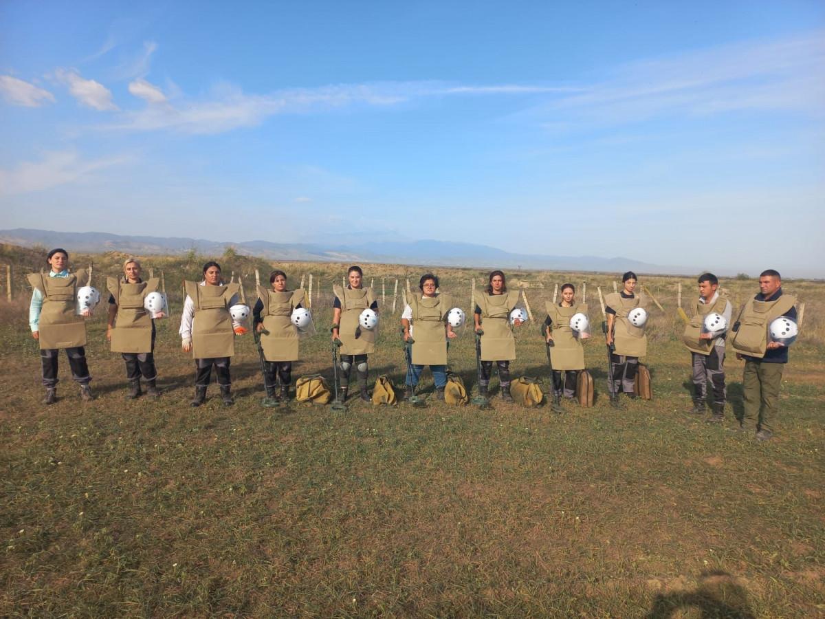 Karabağ'da mayın temizleyen Azerbaycanlı kadınlar