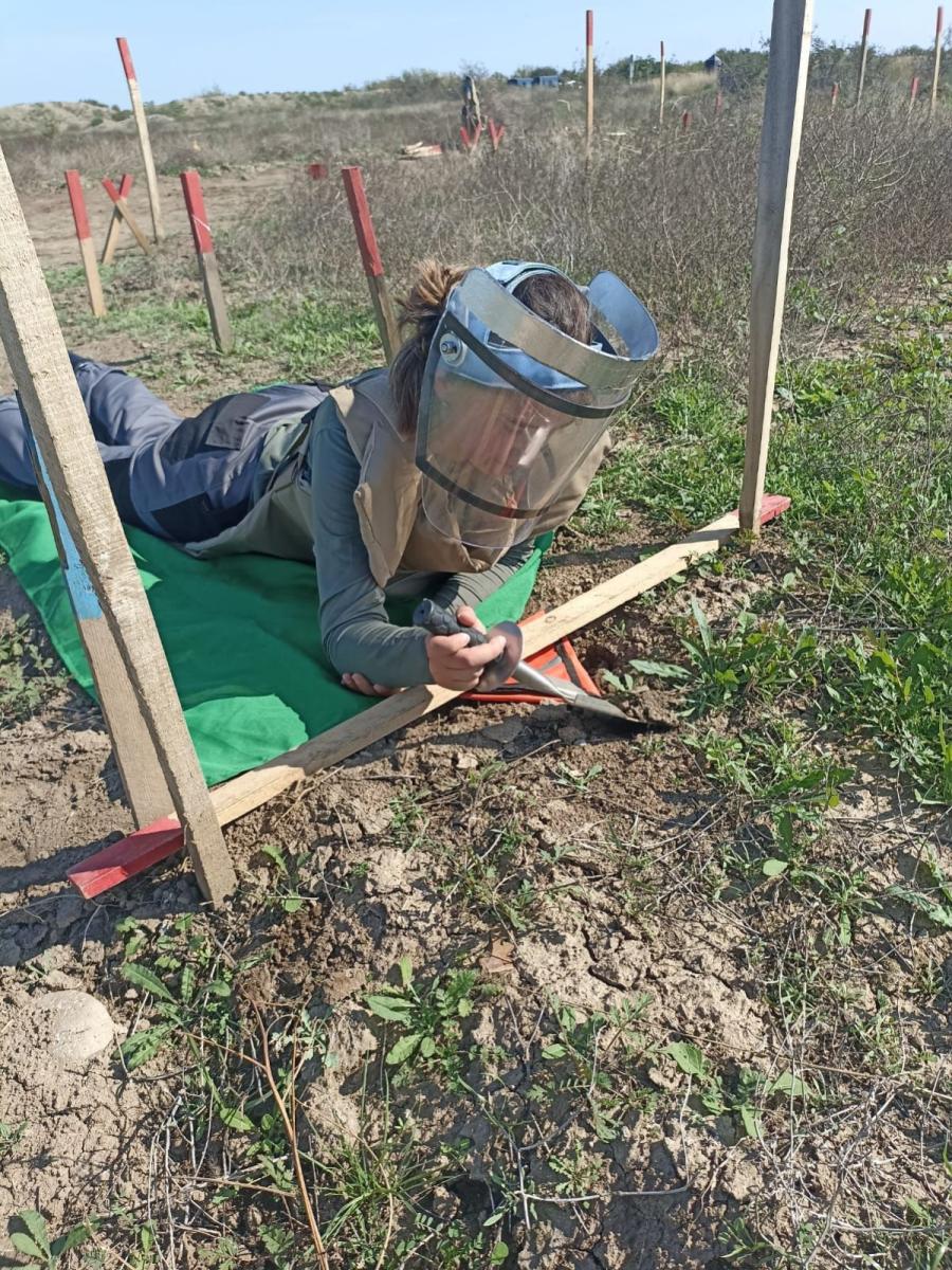 Karabağ'da mayın temizleyen Azerbaycanlı kadınlar