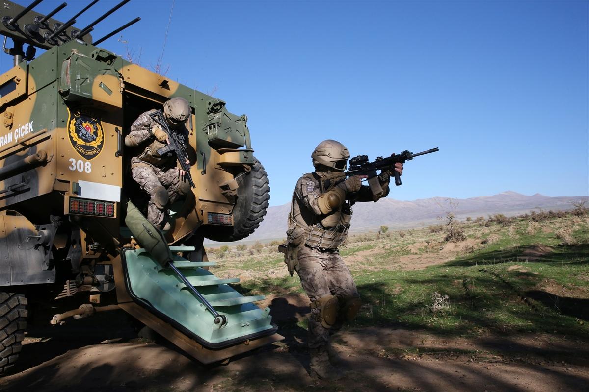 Bitlis'te özel harekat polislerinin zorlu eğitim süreci