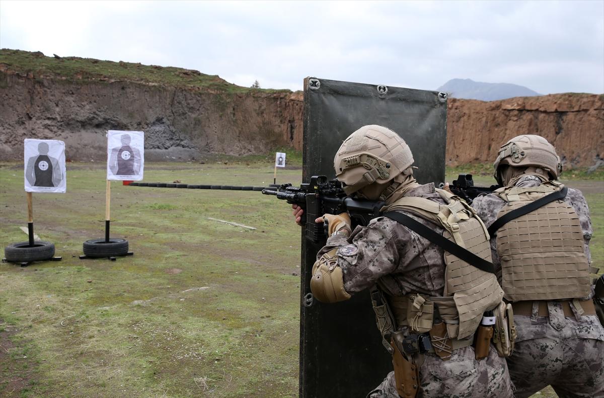 Bitlis'te özel harekat polislerinin zorlu eğitim süreci