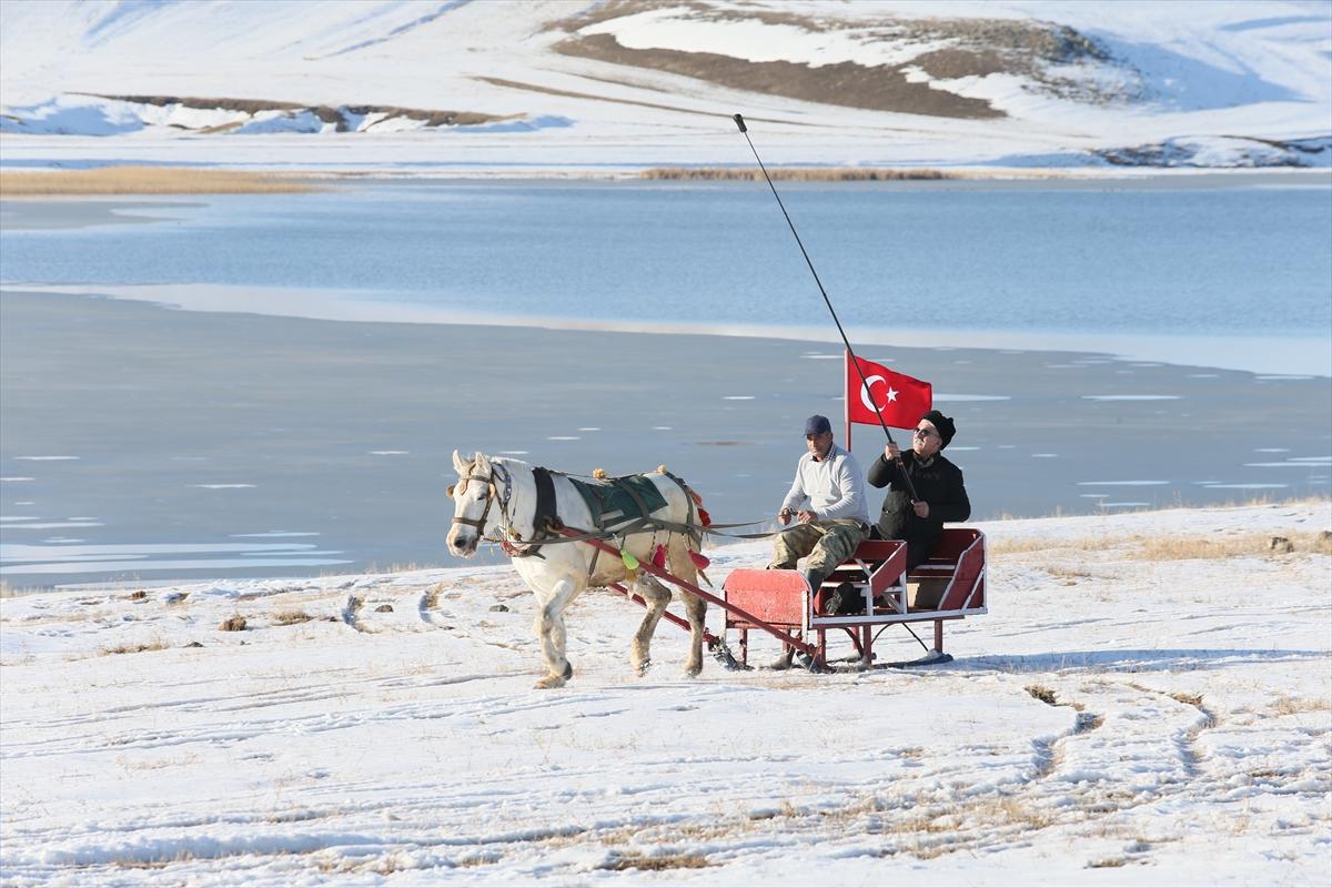 Kış turizminin merkezlerinden Çıldır Gölü dondu