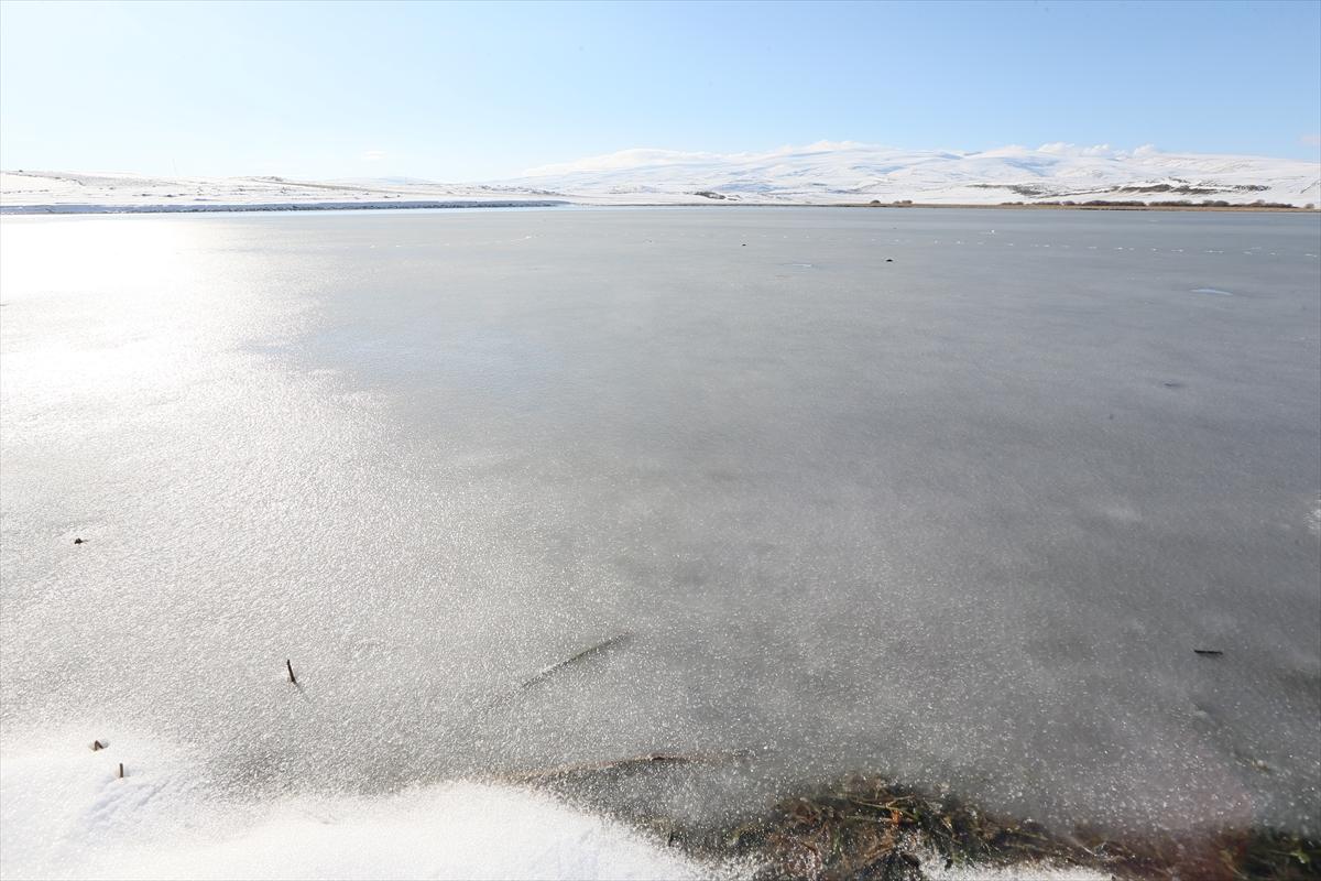 Kış turizminin merkezlerinden Çıldır Gölü dondu