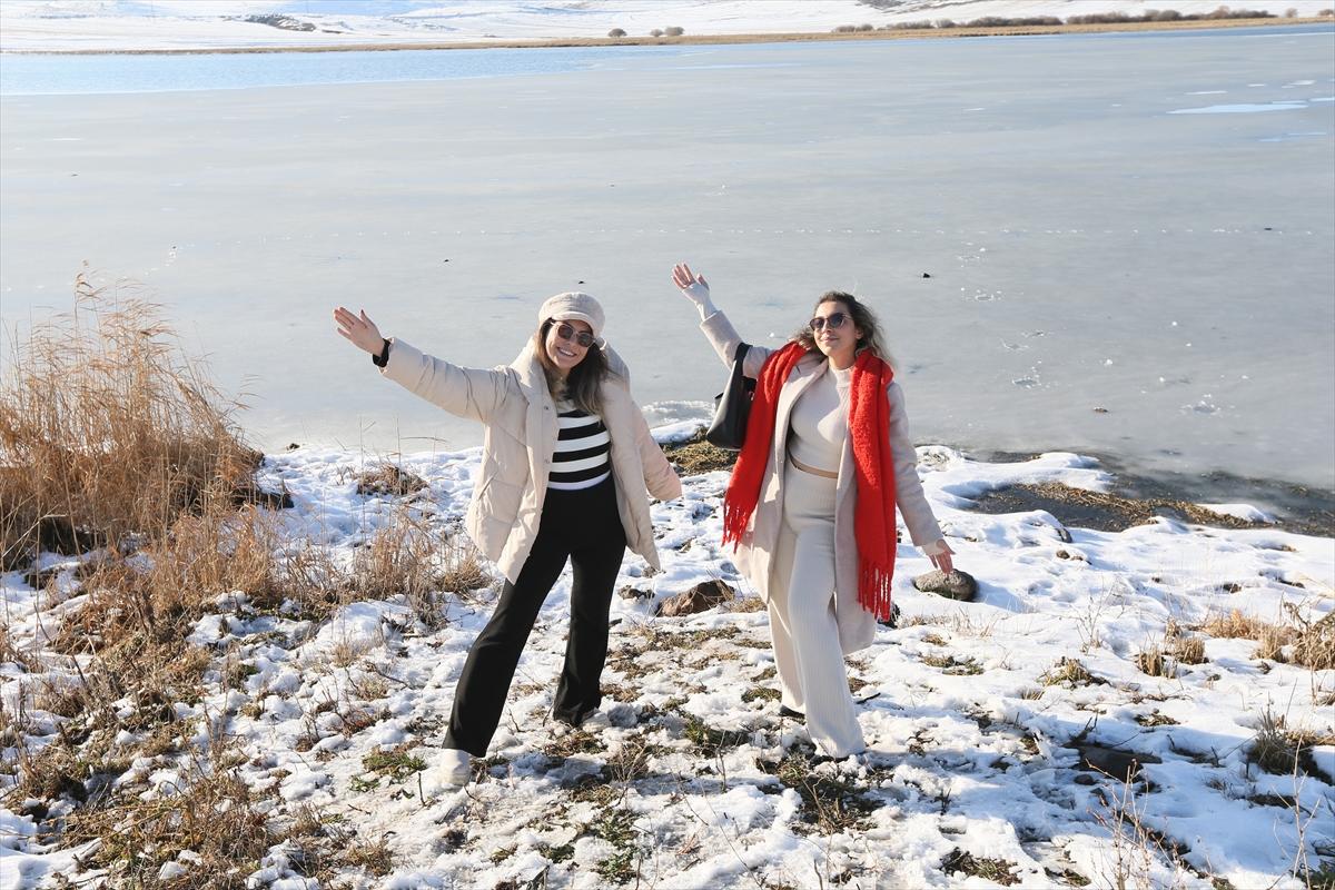 Kış turizminin merkezlerinden Çıldır Gölü dondu
