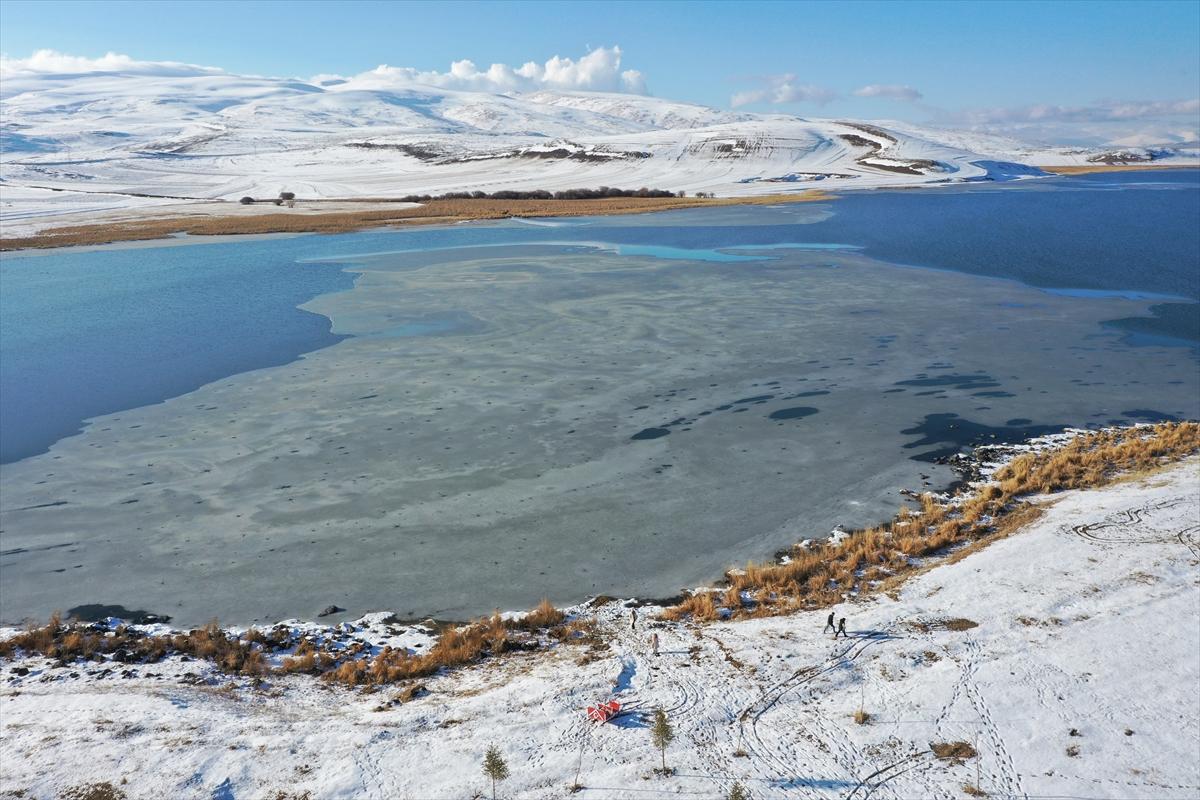 Kış turizminin merkezlerinden Çıldır Gölü dondu