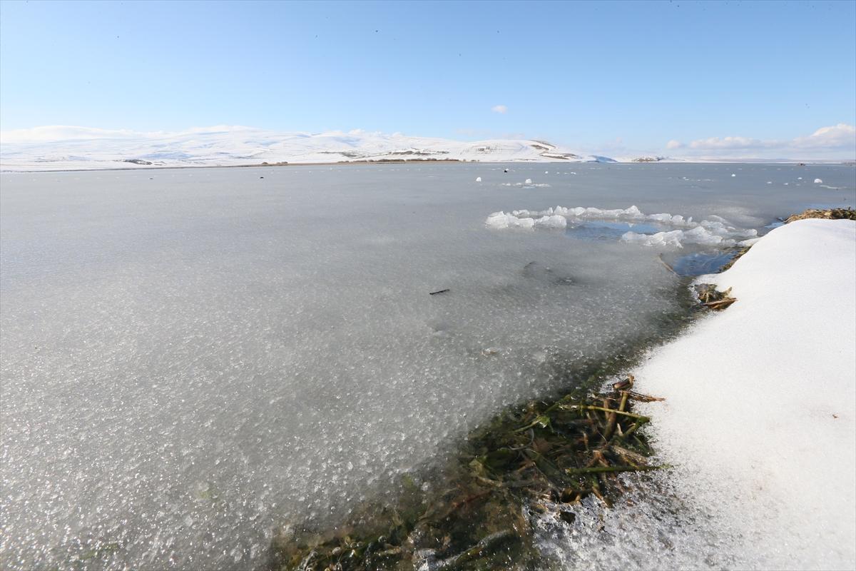 Kış turizminin merkezlerinden Çıldır Gölü dondu