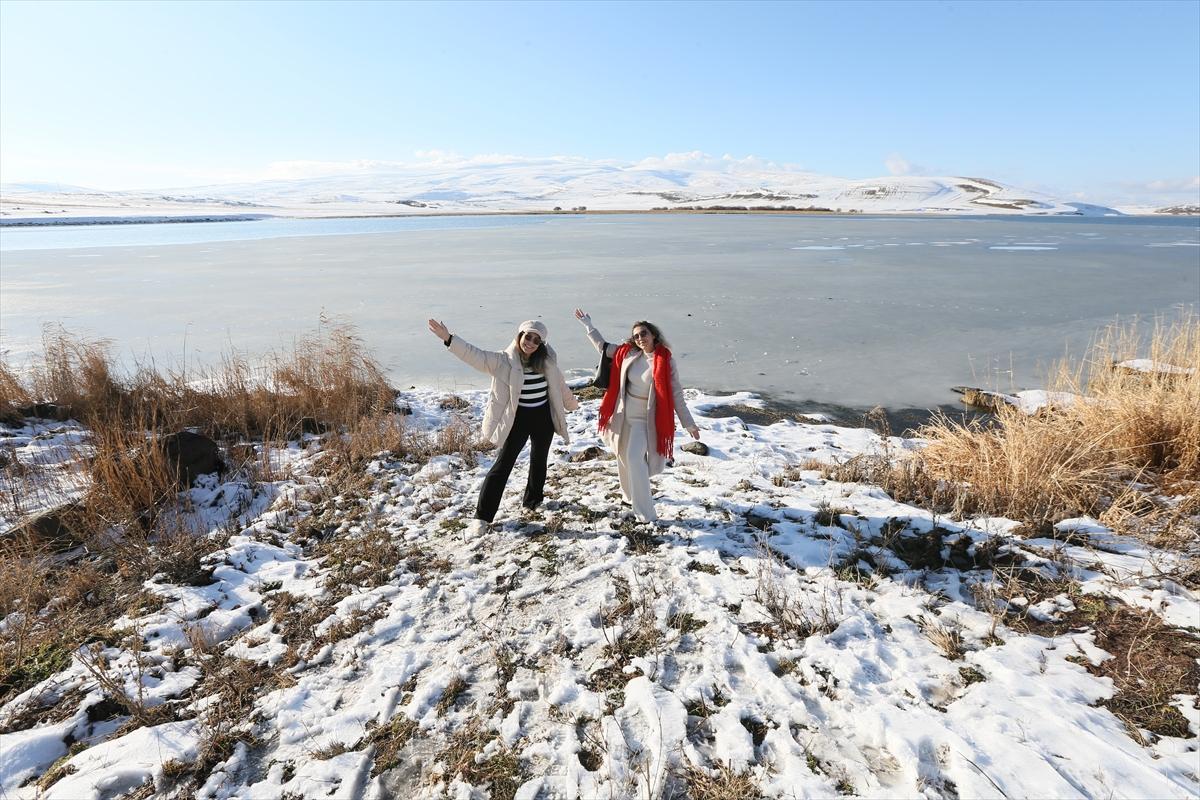 Kış turizminin merkezlerinden Çıldır Gölü dondu