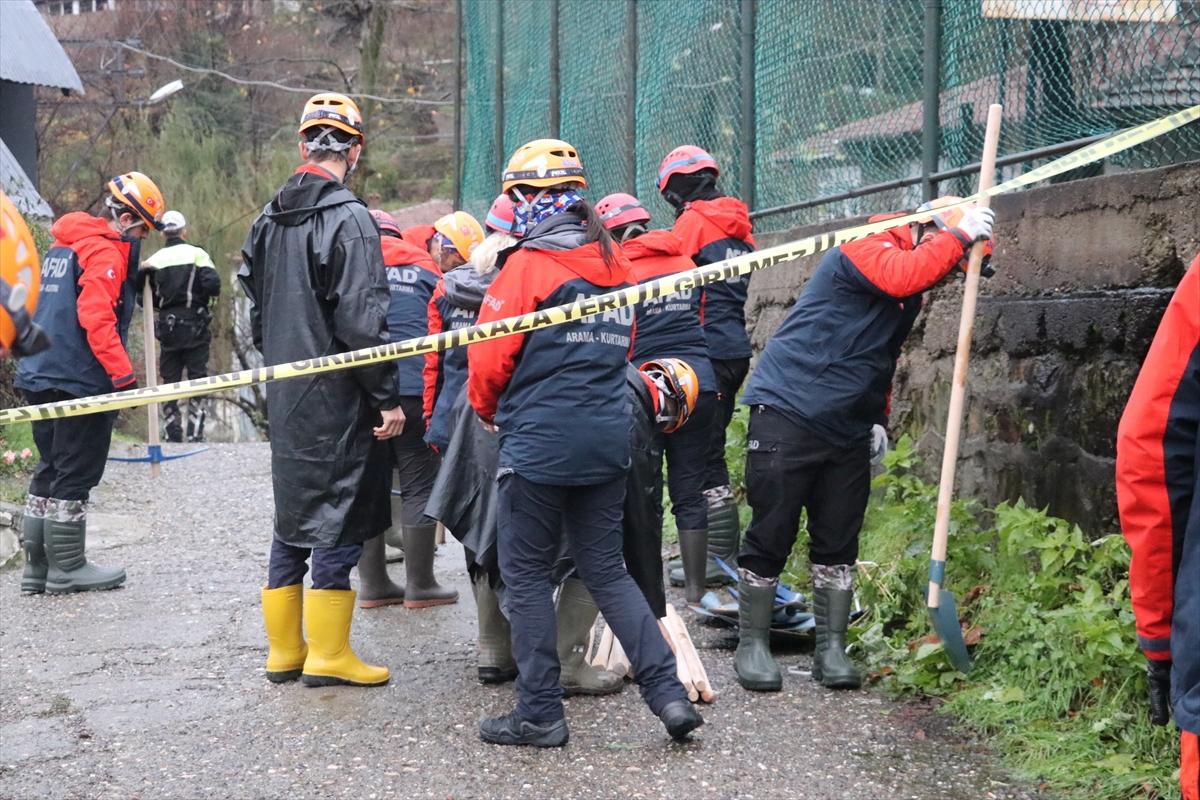 Zonguldak'ta heyelan: Anne ve oğlu aranıyor