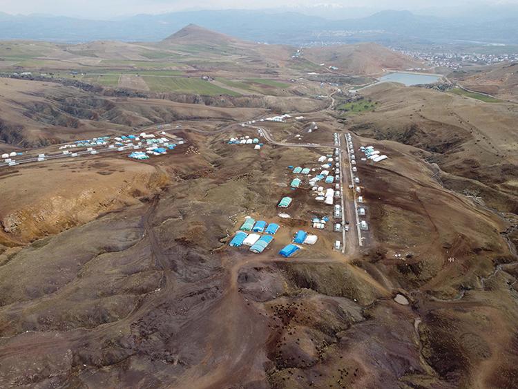 Elazığ'da yıllardır çadırlarda yaşayan göçerler, konteynerlerine kavuştu