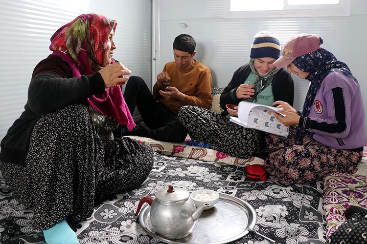 Elazığ'da yıllardır çadırlarda yaşayan göçerler, konteynerlerine kavuştu