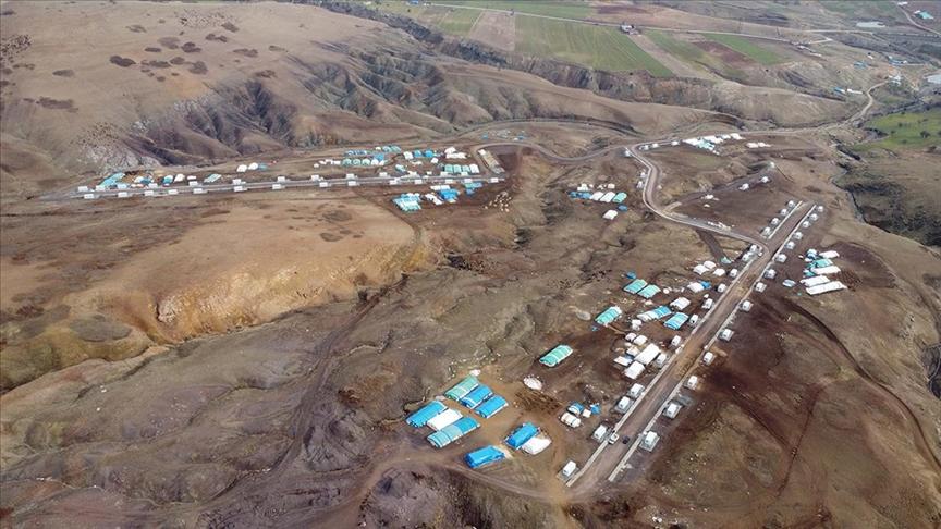 Elazığ'da yıllardır çadırlarda yaşayan göçerler, konteynerlerine kavuştu