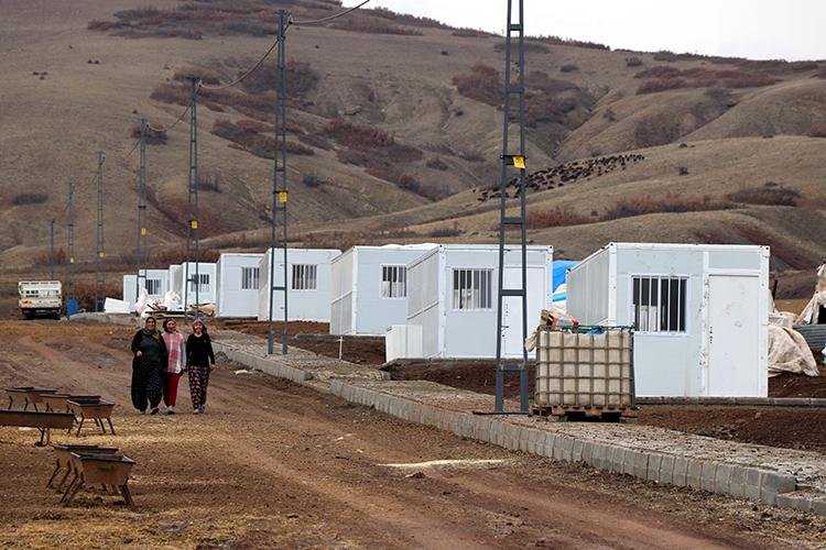 Elazığ'da yıllardır çadırlarda yaşayan göçerler, konteynerlerine kavuştu