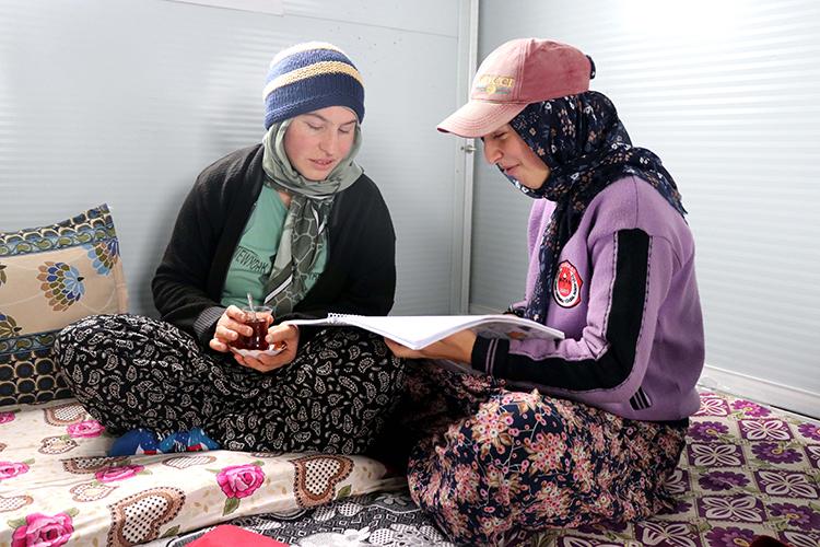 Elazığ'da yıllardır çadırlarda yaşayan göçerler, konteynerlerine kavuştu