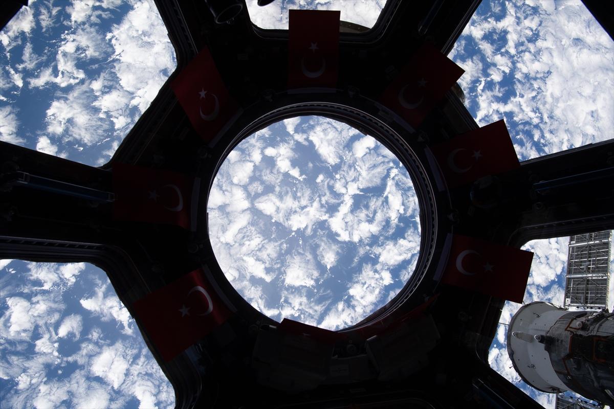 Alper Gezeravcı'dan Uluslararası Uzay İstasyonu’nda Türk bayraklı kareler