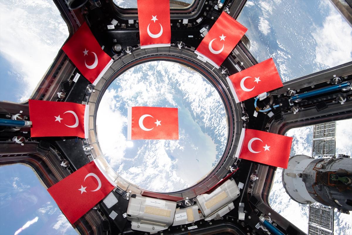 Alper Gezeravcı'dan Uluslararası Uzay İstasyonu’nda Türk bayraklı kareler