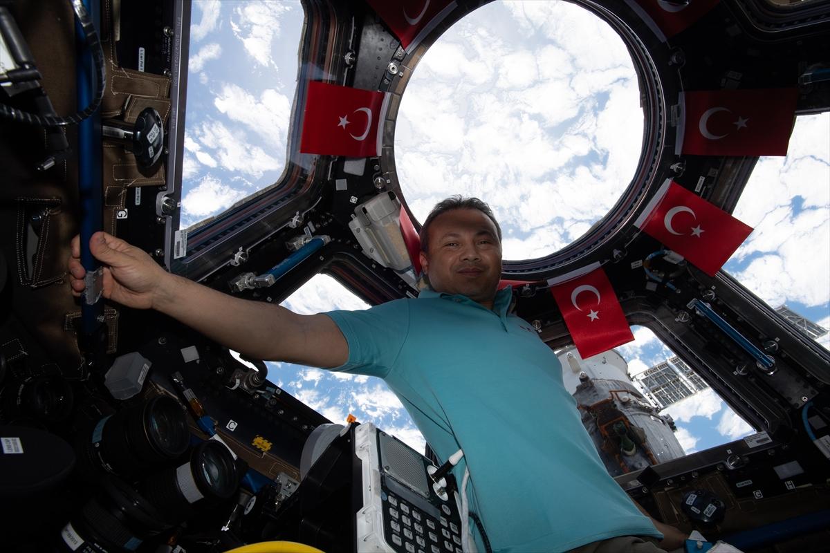 Alper Gezeravcı'dan Uluslararası Uzay İstasyonu’nda Türk bayraklı kareler