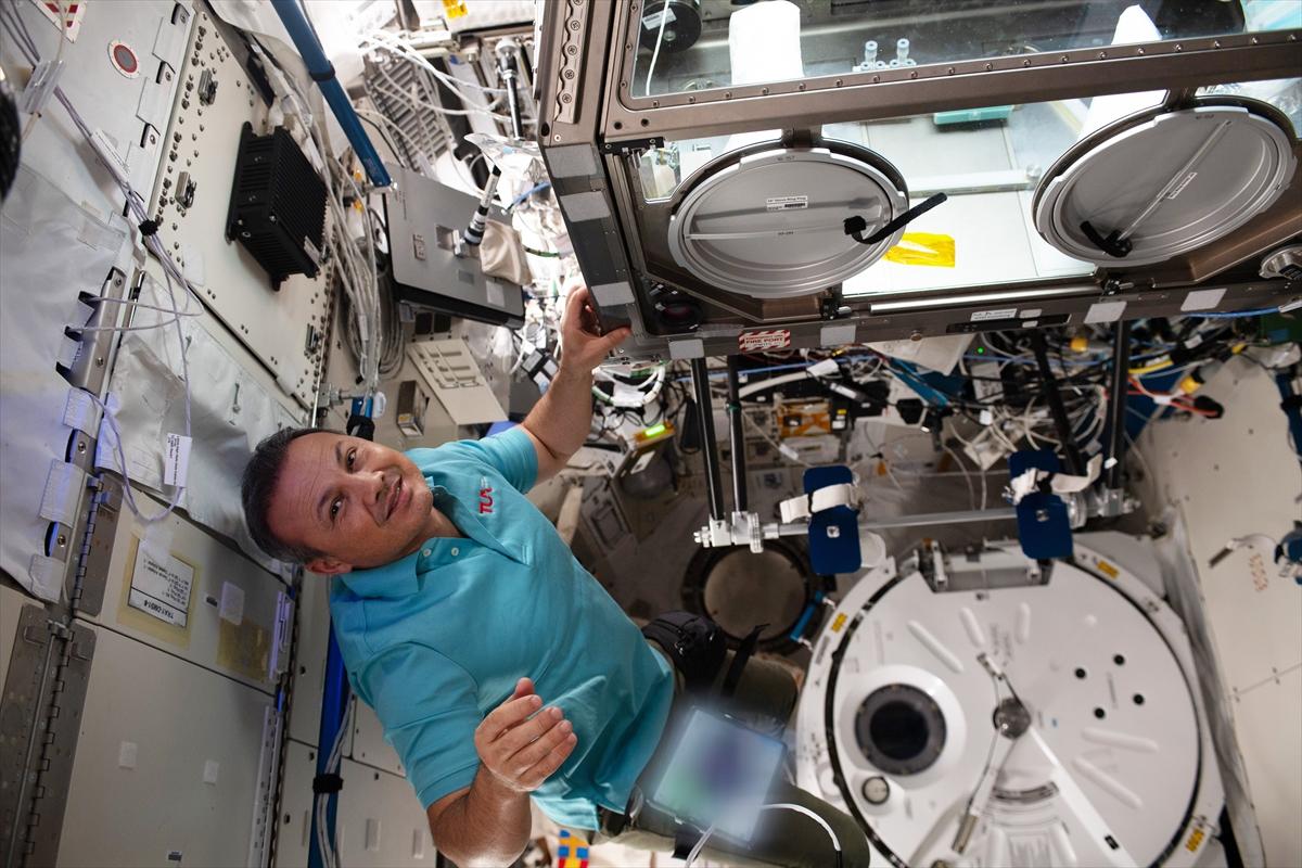 Alper Gezeravcı'dan Uluslararası Uzay İstasyonu’nda Türk bayraklı kareler