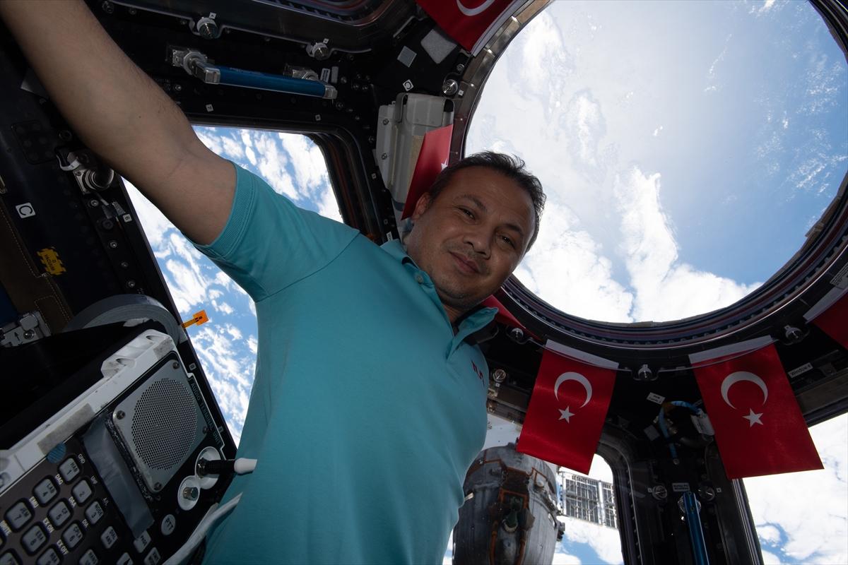 Alper Gezeravcı'dan Uluslararası Uzay İstasyonu’nda Türk bayraklı kareler