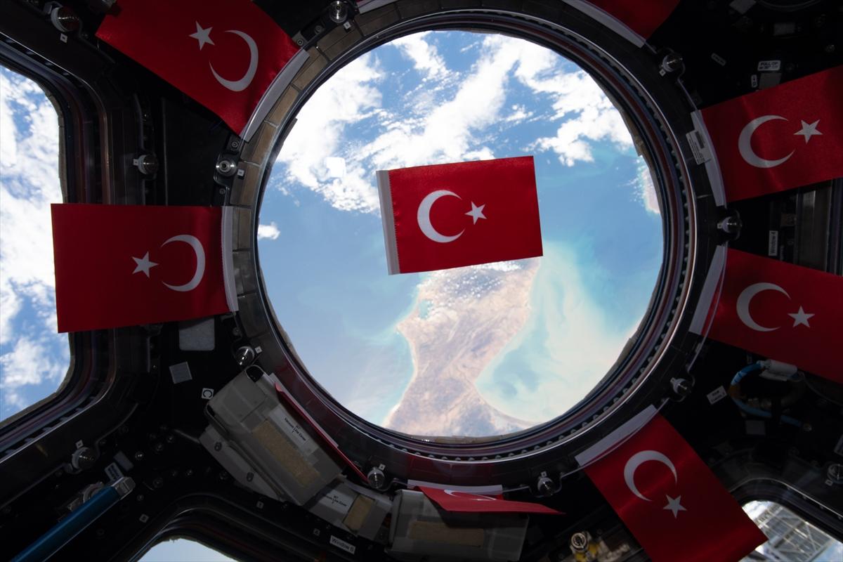 Alper Gezeravcı'dan Uluslararası Uzay İstasyonu’nda Türk bayraklı kareler