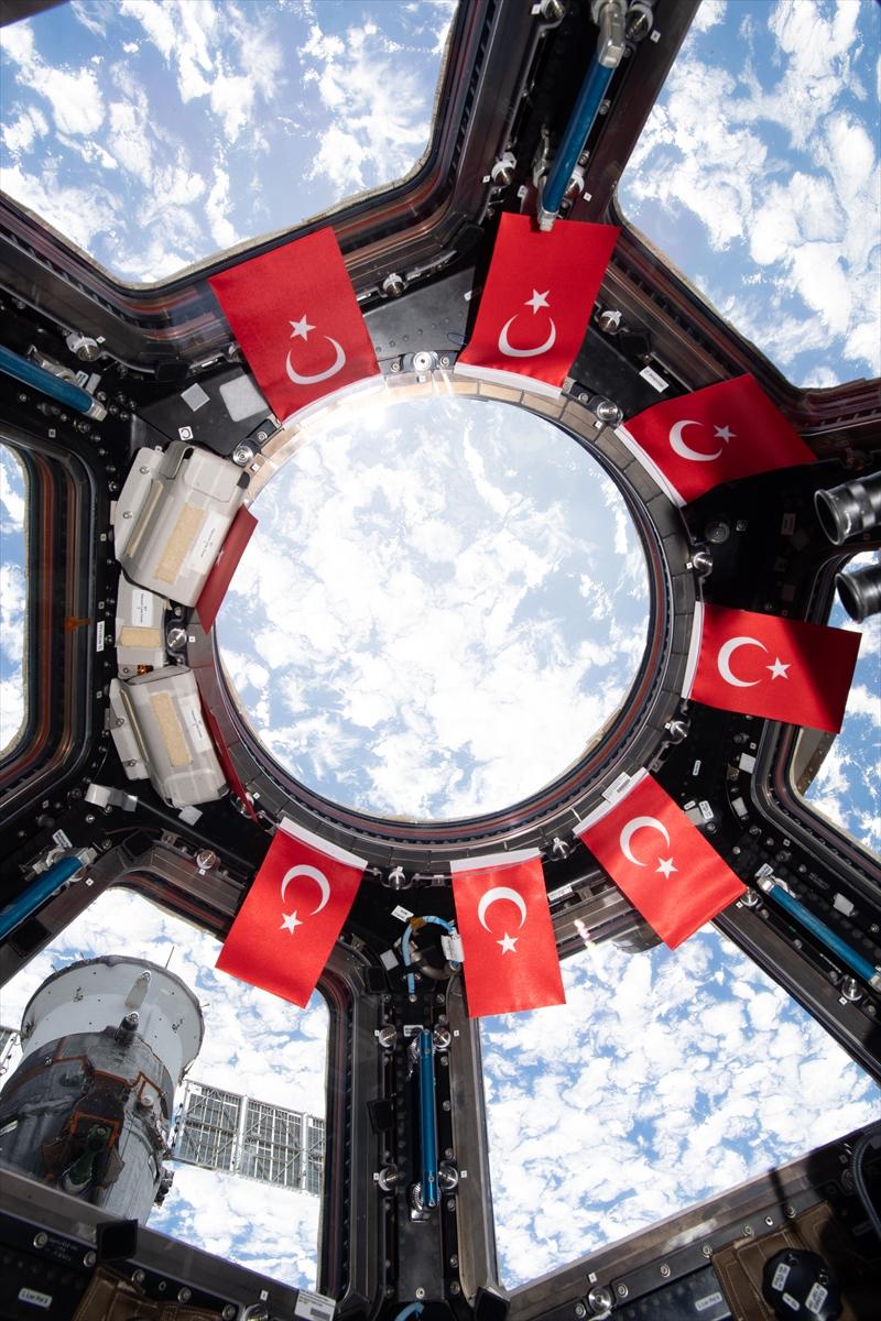 Alper Gezeravcı'dan Uluslararası Uzay İstasyonu’nda Türk bayraklı kareler