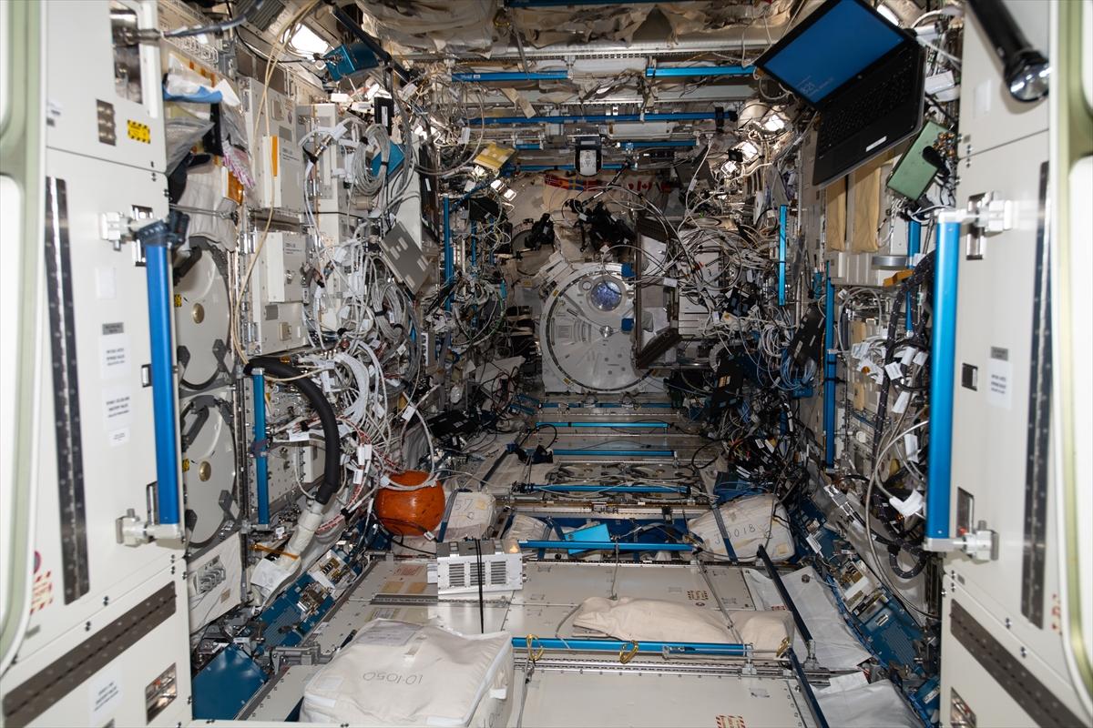 Alper Gezeravcı'dan Uluslararası Uzay İstasyonu’nda Türk bayraklı kareler