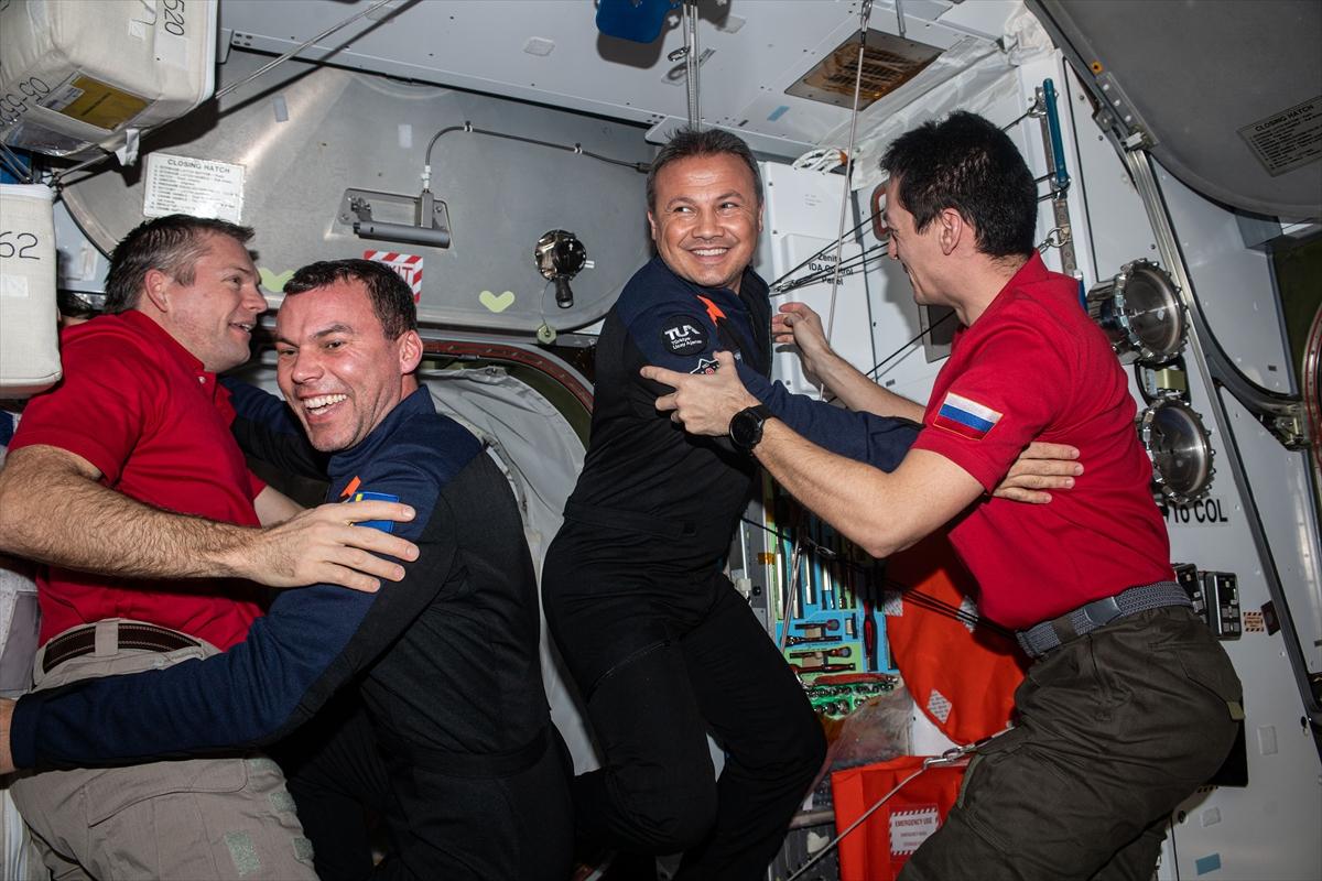 Alper Gezeravcı'dan Uluslararası Uzay İstasyonu’nda Türk bayraklı kareler