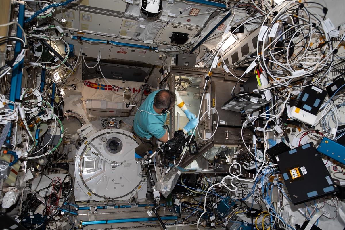 Alper Gezeravcı'dan Uluslararası Uzay İstasyonu’nda Türk bayraklı kareler