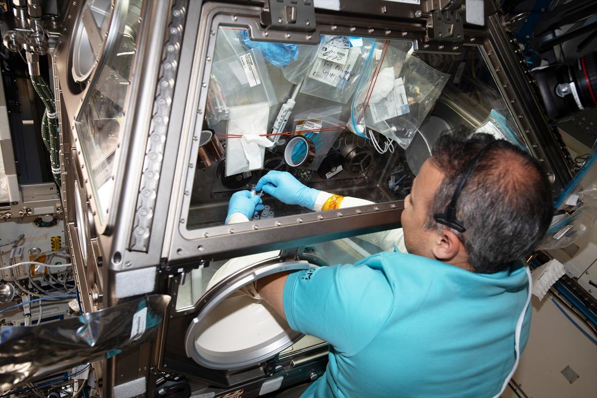 Alper Gezeravcı'dan Uluslararası Uzay İstasyonu’nda Türk bayraklı kareler