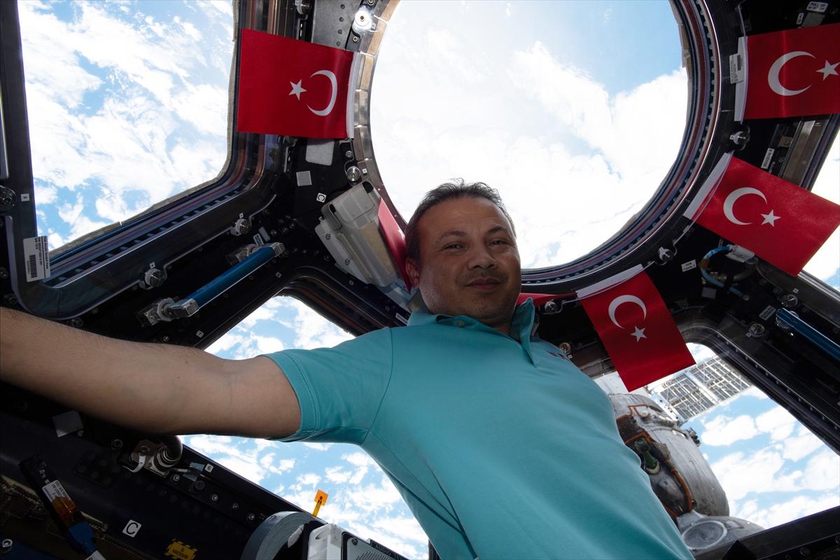 Alper Gezeravcı'dan Uluslararası Uzay İstasyonu’nda Türk bayraklı kareler