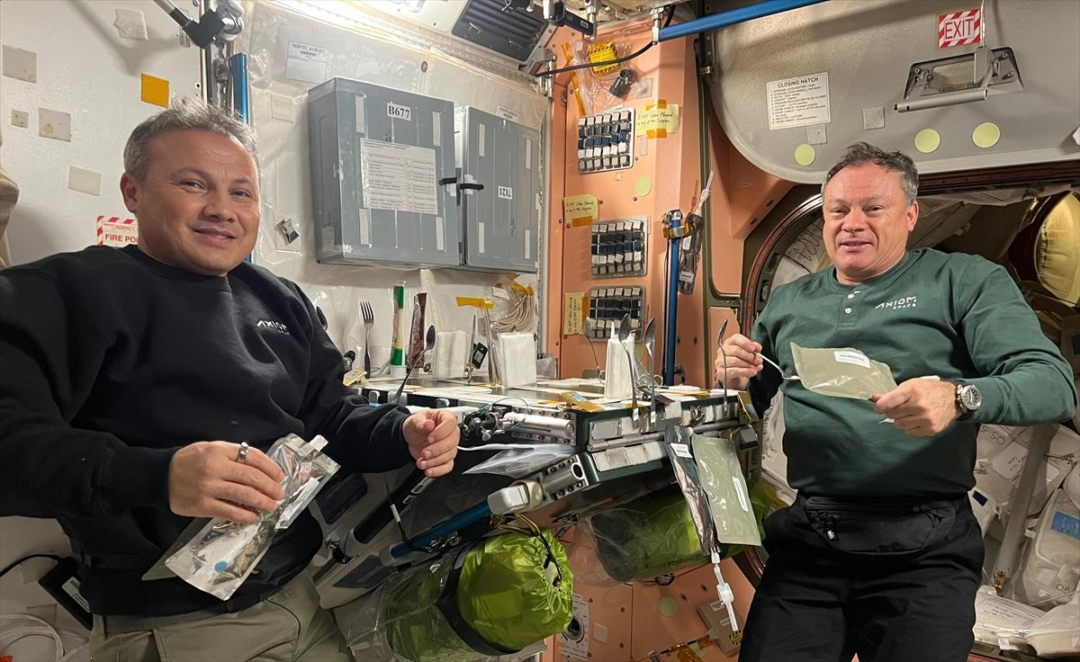 Alper Gezeravcı'dan Uluslararası Uzay İstasyonu’nda Türk bayraklı kareler