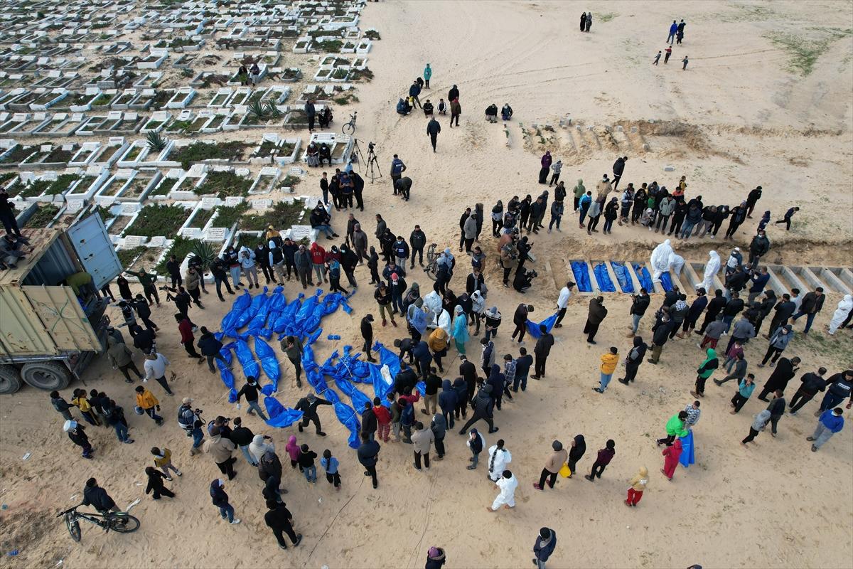 100 Filistinli toplu mezara defnedildi