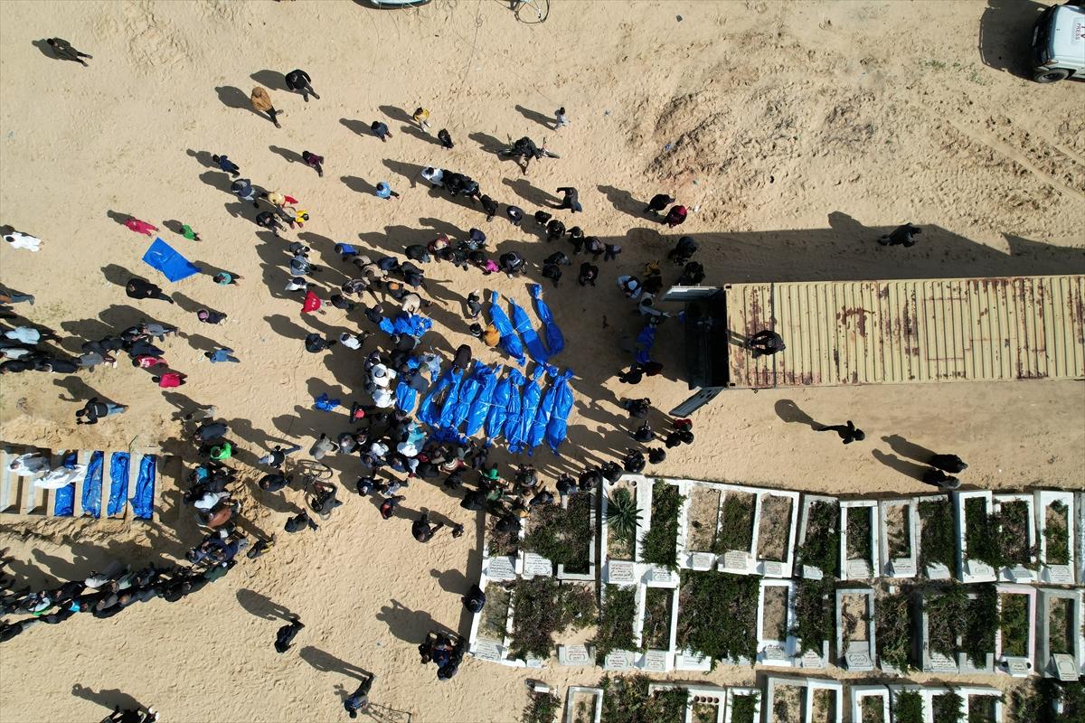 100 Filistinli toplu mezara defnedildi