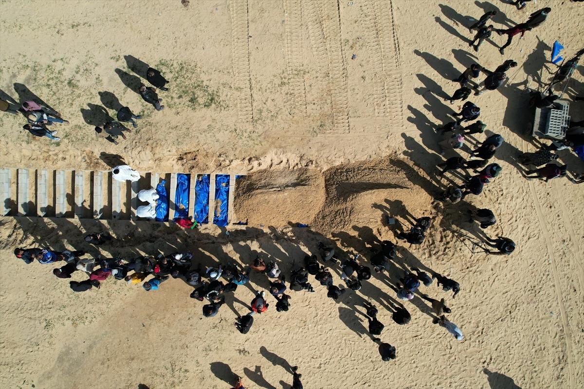 100 Filistinli toplu mezara defnedildi