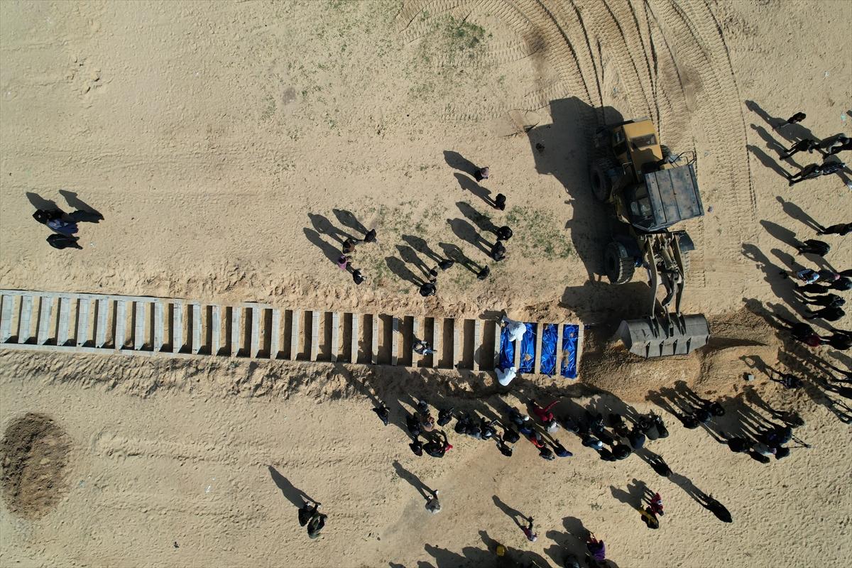 100 Filistinli toplu mezara defnedildi