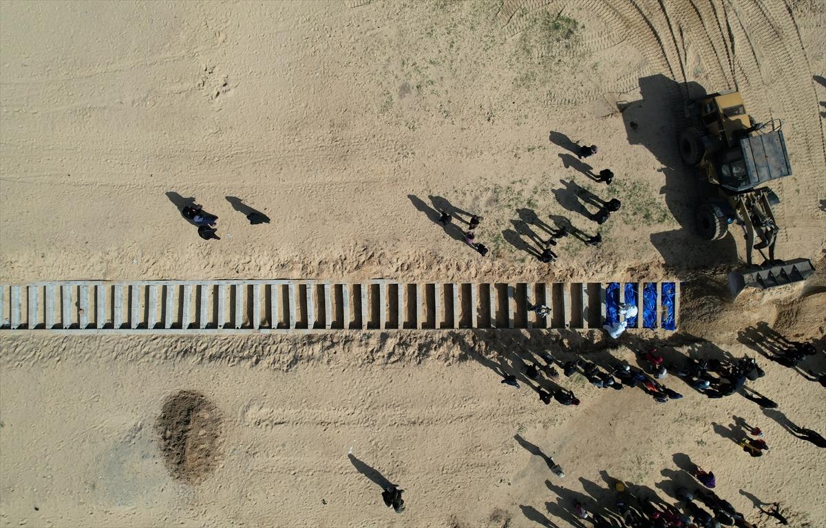 100 Filistinli toplu mezara defnedildi