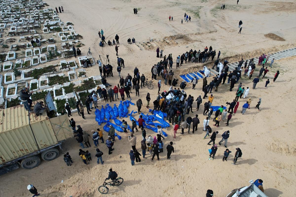 100 Filistinli toplu mezara defnedildi