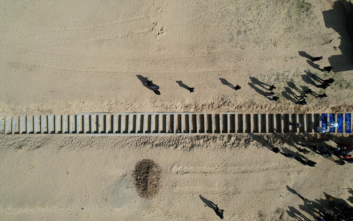 100 Filistinli toplu mezara defnedildi