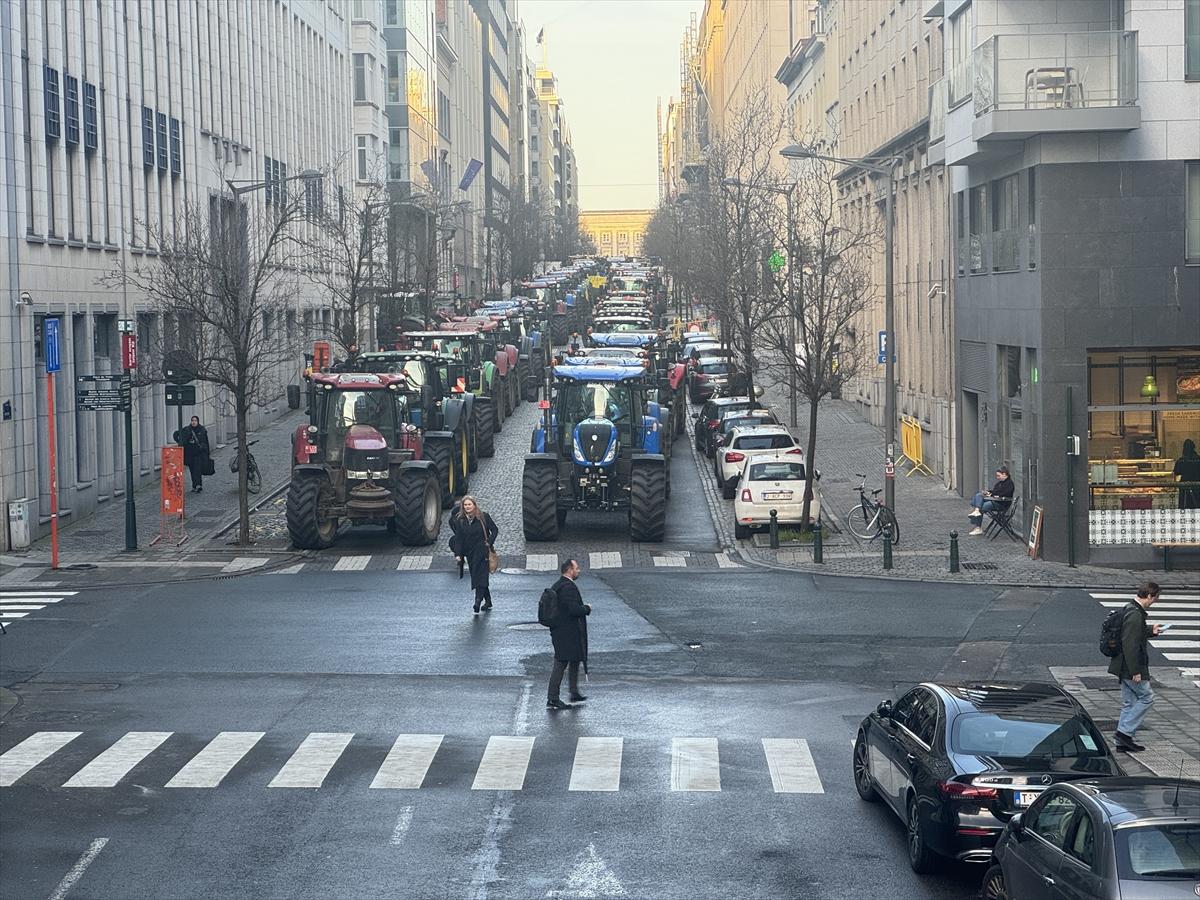 Çiftçiler, Brüksel'de ortalığı savaş alanına çevirdi