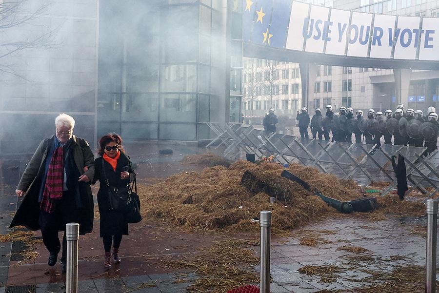 Çiftçiler, Brüksel'de ortalığı savaş alanına çevirdi