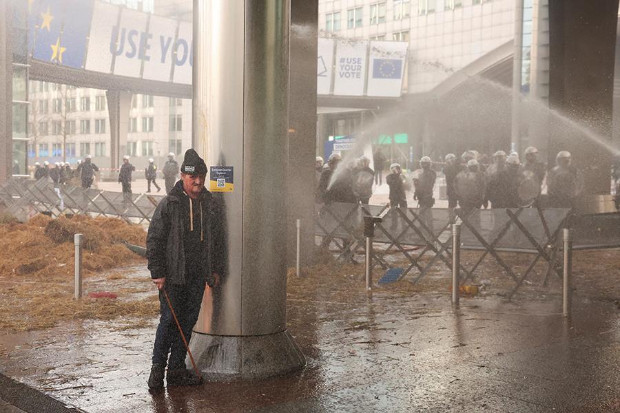 Çiftçiler, Brüksel'de ortalığı savaş alanına çevirdi