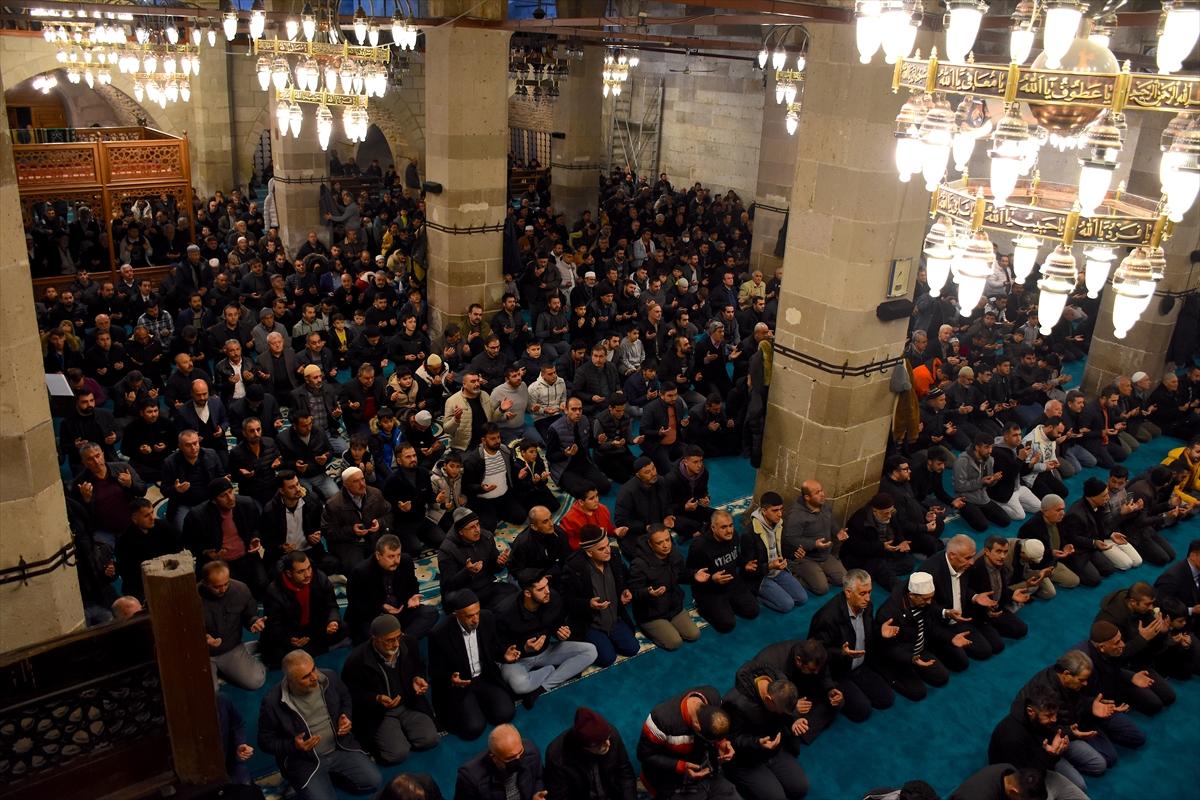 Miraç Kandili yurt genelinde dualarla idrak edildi