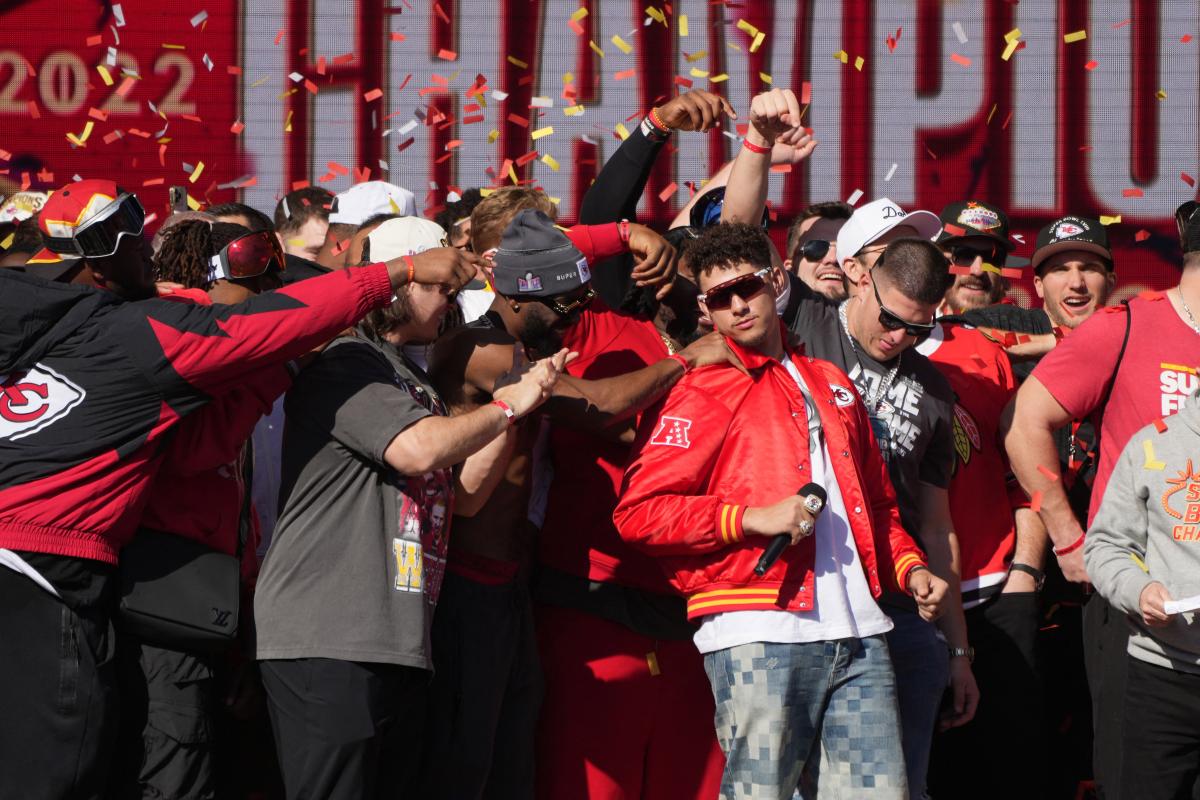 ABD’de geçit töreni sırasında yapılan silahlı saldırıdan kareler