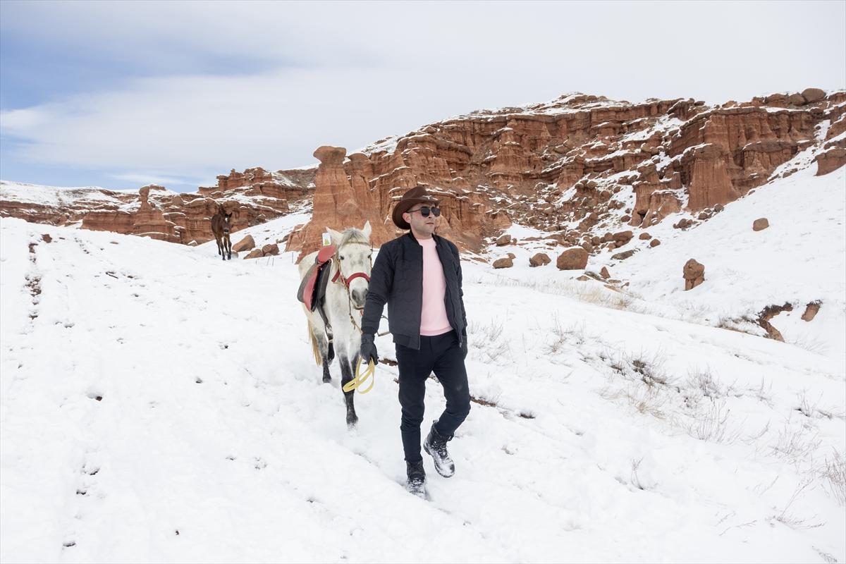 Narman Peribacaları’nda kar üstünde dörtnala gezi
