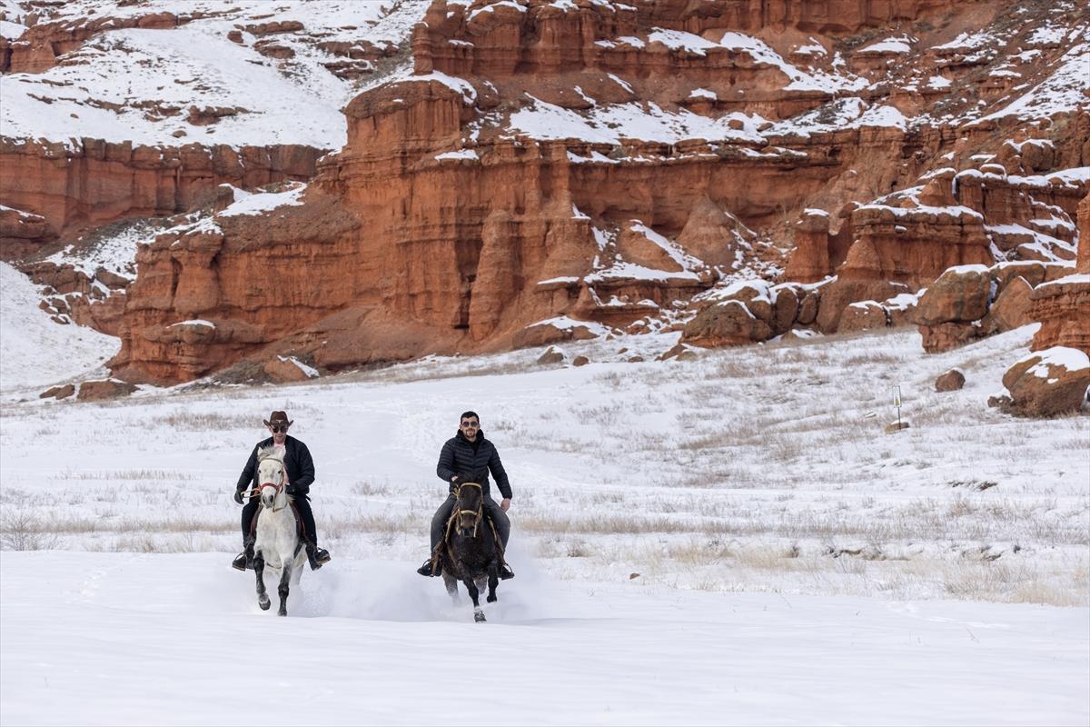 Narman Peribacaları’nda kar üstünde dörtnala gezi