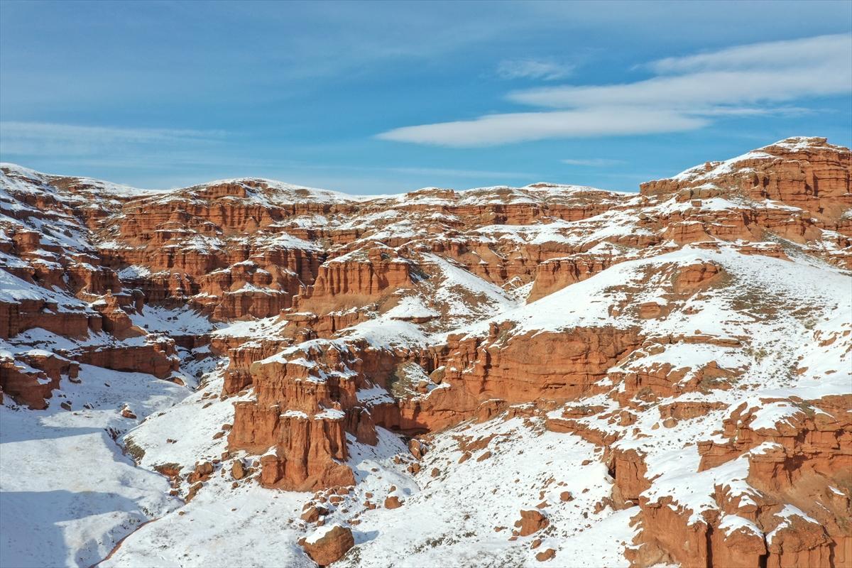 Narman Peribacaları’nda kar üstünde dörtnala gezi
