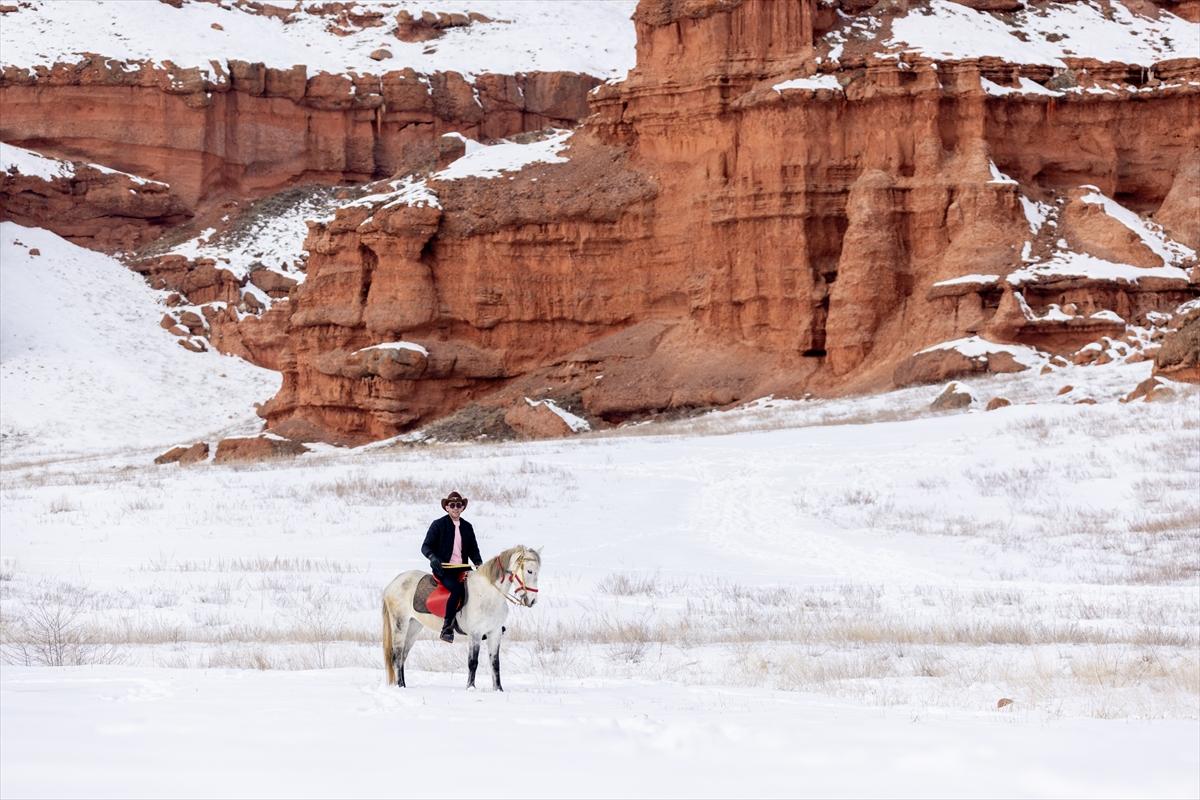 Narman Peribacaları’nda kar üstünde dörtnala gezi