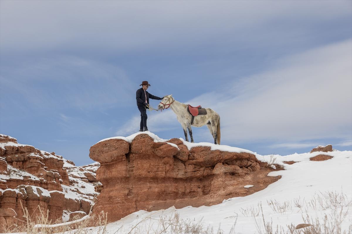 Narman Peribacaları’nda kar üstünde dörtnala gezi